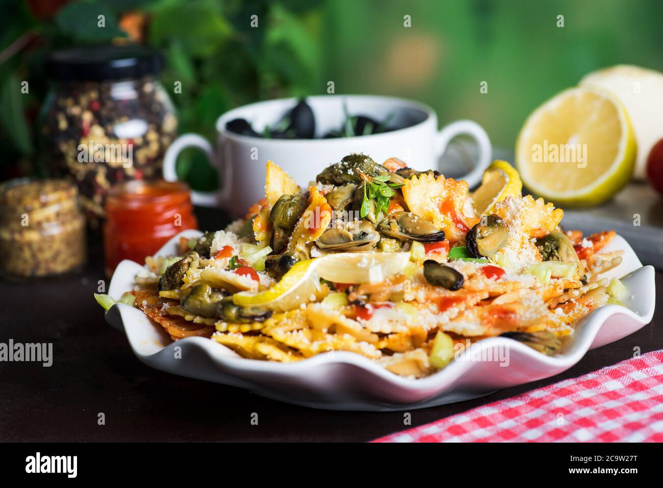 Meeresfrüchte-Pasta mit Muscheln und Parmesankäse auf einem Teller in der Nähe Stockfoto