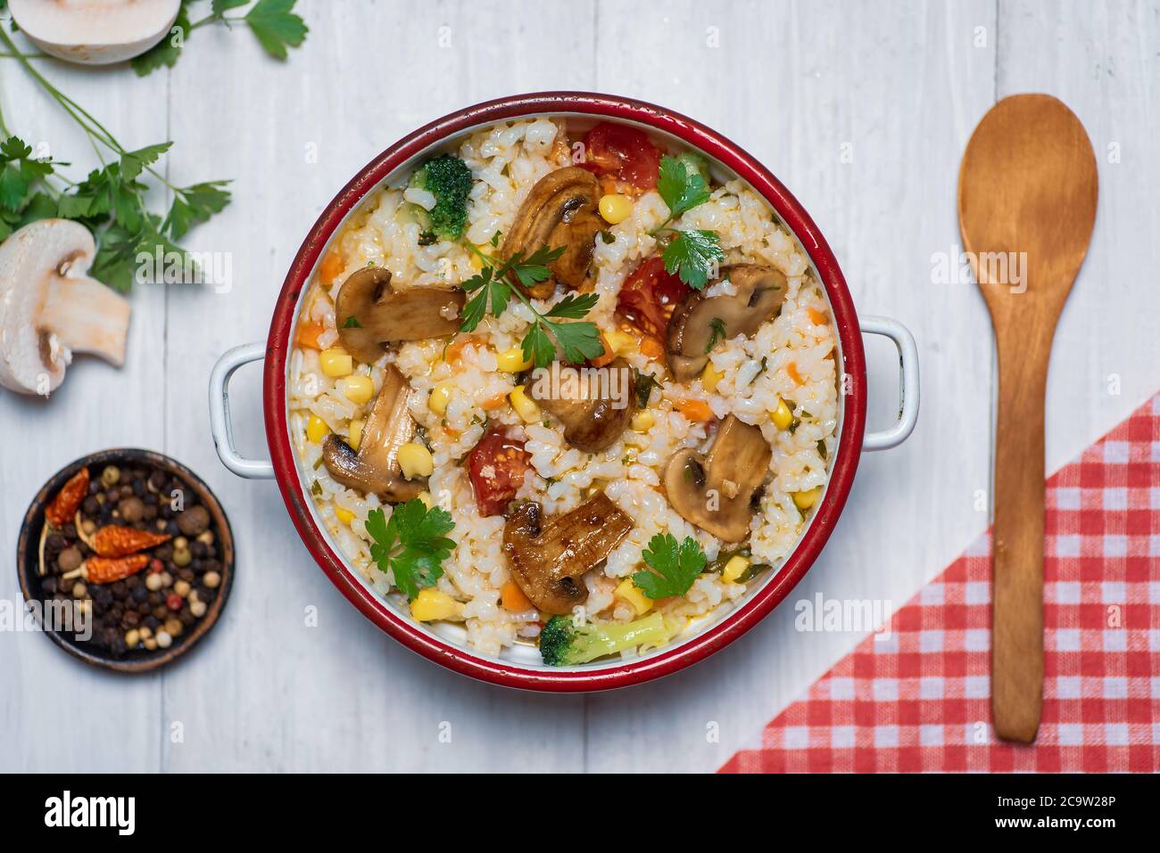 Hausgemachtes vegetarisches Risotto mit Pilzen und Gemüse auf einem Teller Stockfoto