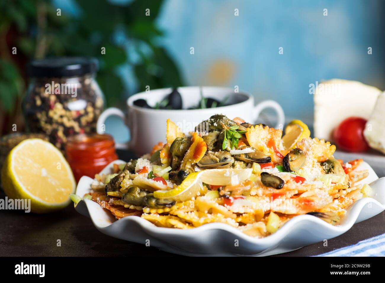 Hausgemachte Meeresfrüchte-Pasta mit Muscheln und Parmesan-Käse auf einem Teller Stockfoto