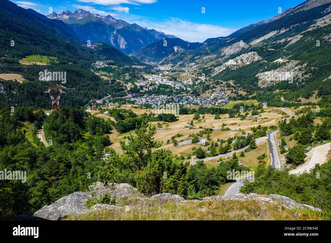 Ein Blick hinunter nach Avrieux und Modane, im Maurienne-Tal, Frankreich Stockfoto