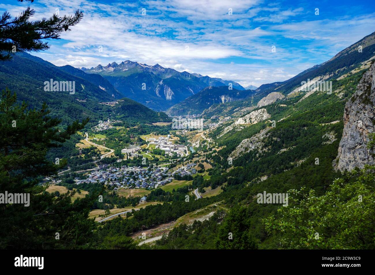 Ein Blick hinunter nach Avrieux und Modane, im Maurienne-Tal, Frankreich Stockfoto