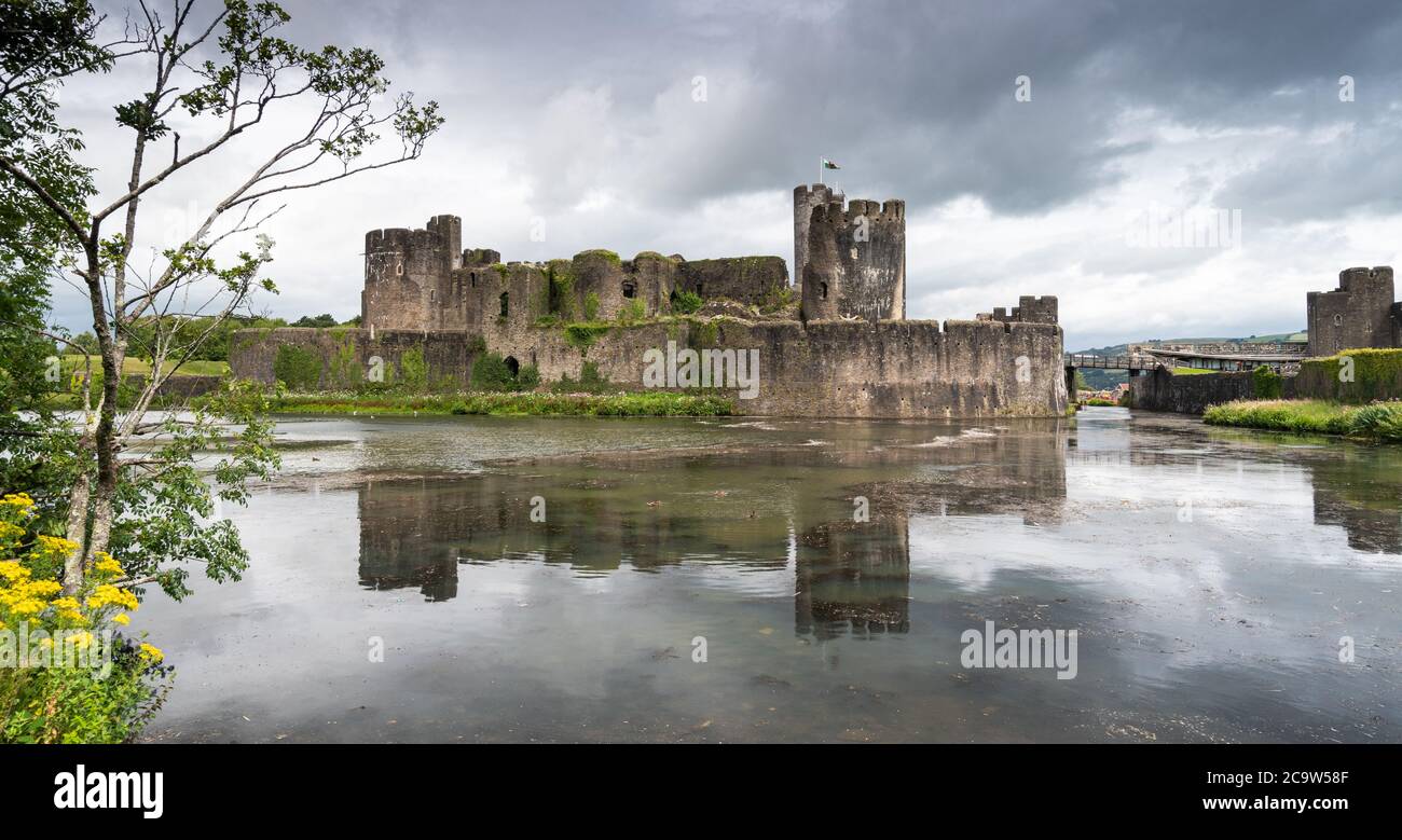 Caerphilly Castle. Wales spiegelt sich im Graben Stockfoto