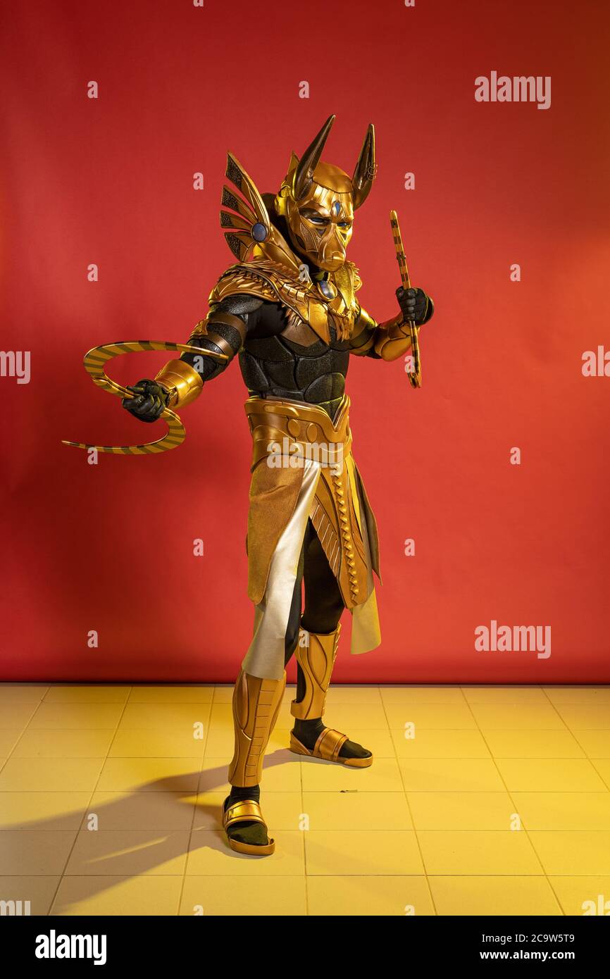 Schauspieler Mann in Kostüm der ägyptischen Gottheit Jackal anubis  Stockfotografie - Alamy