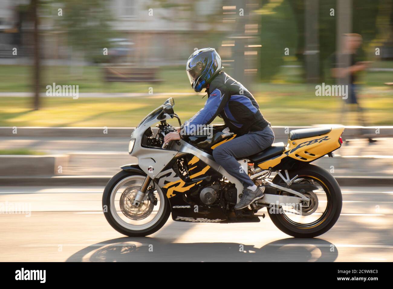 Belgrad, Serbien - 21. Juli 2020: Mann auf einem schnellen Motorrad in der leeren Straße am Park, im Sommer Sonnenuntergang Stockfoto