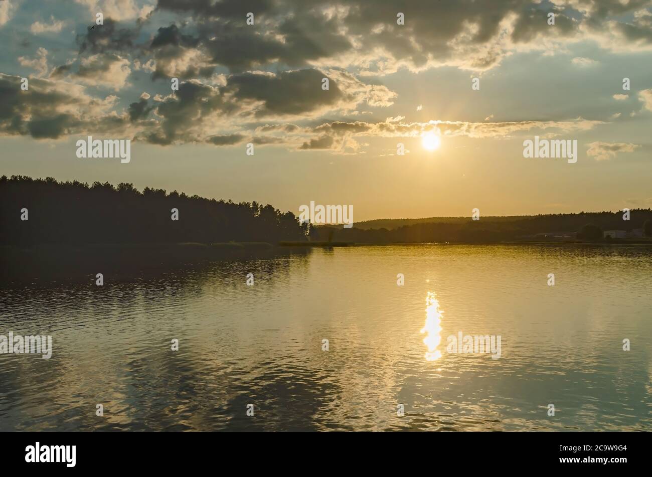 Sonnenuntergang, abendliche Reflexion der Sonne im Wasser, schöne Sommerlandschaft Stockfoto