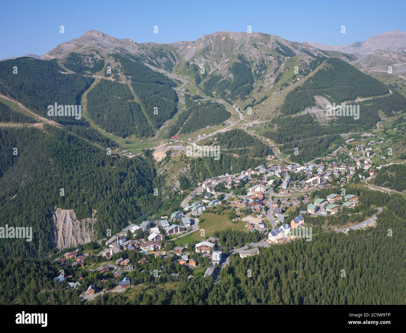 LUFTAUFNAHME. Bergort Auron mit Blick auf die Skipiste im Sommer. Alpes-Maritimes, Frankreich. Stockfoto