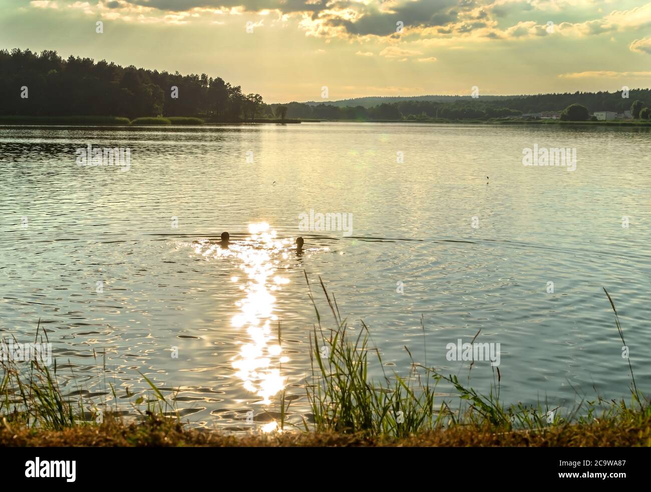Sonnenuntergang, abendliche Reflexion der Sonne im Wasser, schöne Sommerlandschaft Stockfoto