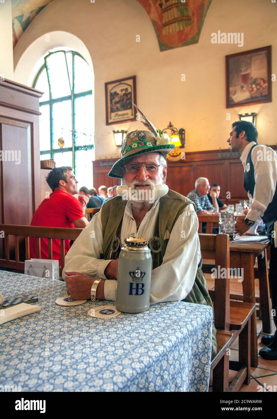 Richtig ausgestatteter Gentleman, Hofbräuhaus, München, Bayern, Deutschland. Er kann einer der Stammgäste dieser Taverne sein, Gruppen von Männern in bayrischer Clothi-Art Stockfoto