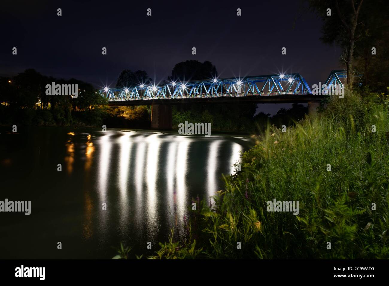 San Dona di Piave und die Ponte della Vittoria beleuchtet am Abend mit