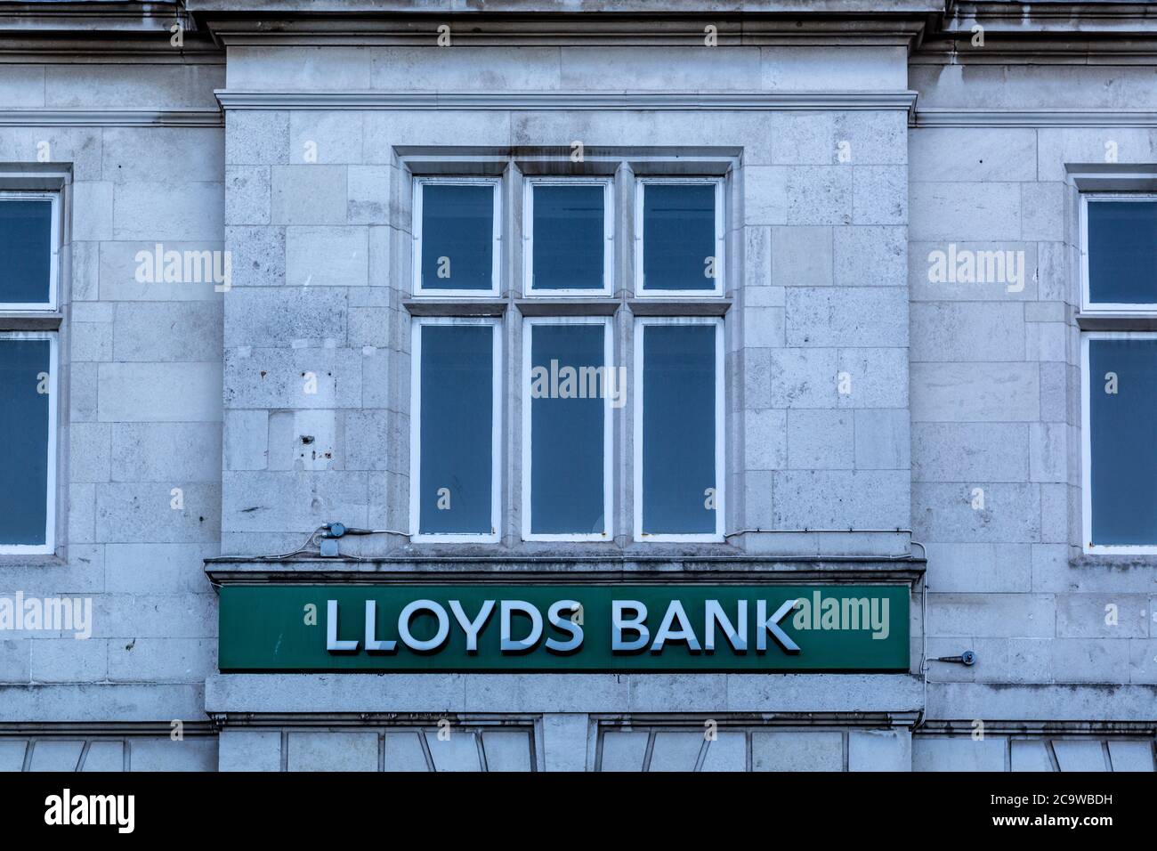 Das Schild über einer Lloyds Bank in einer englischen Hauptstraße Stockfoto