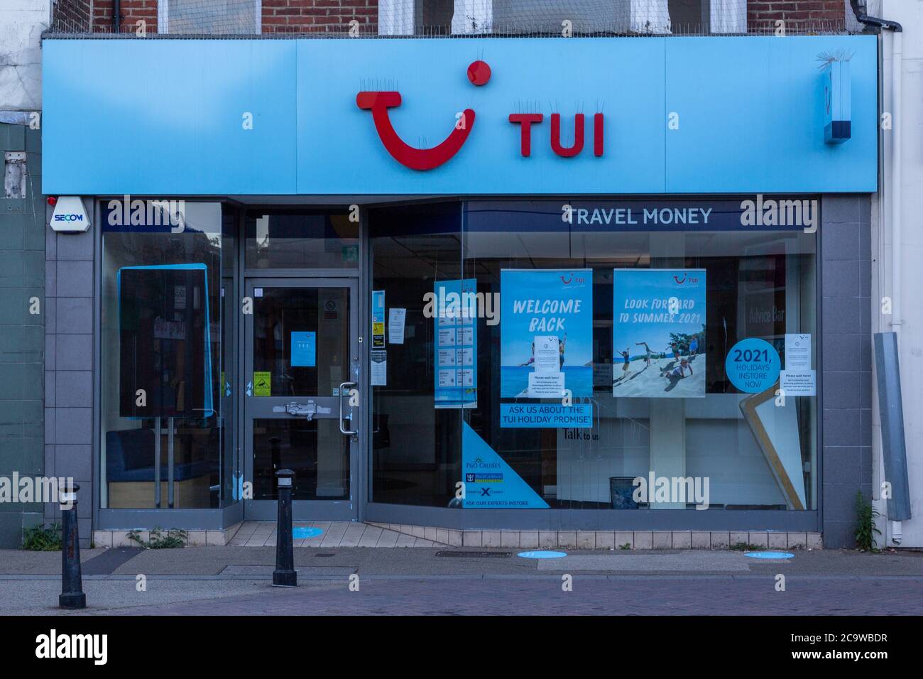 Ein geschlossener TUI-Reisebüro-Shop in einer Hauptstraße Viele dieser Geschäfte haben wegen Covid-19 geschlossen Oder Coronavirus Stockfoto