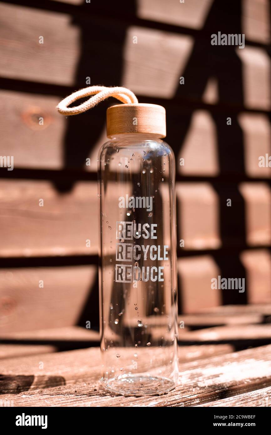 Wiederverwenden Recycling Reduzieren Sie gemusterte Glas-Trinkflasche mit einem Bambusdeckel Stockfoto