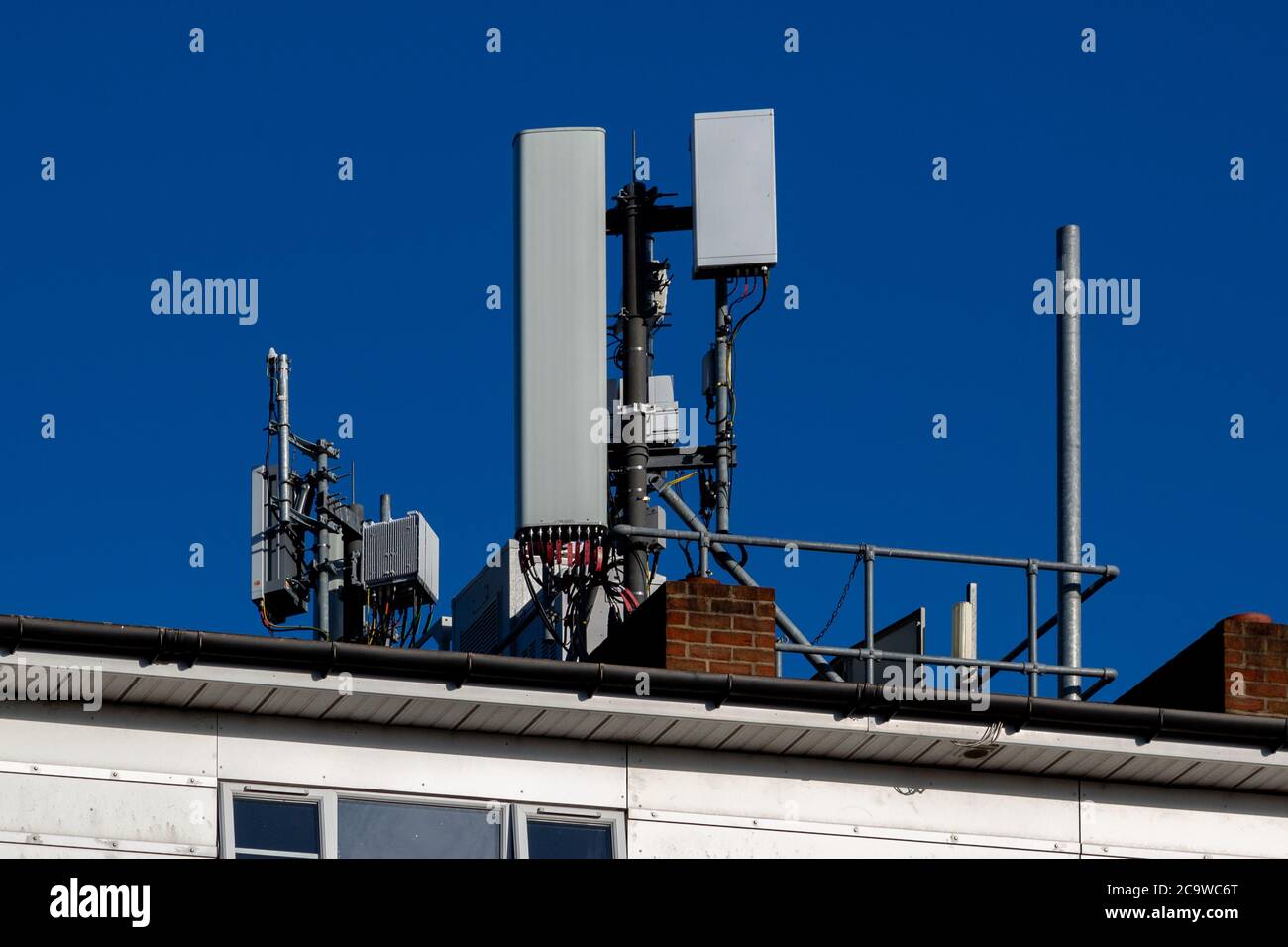 Mobilfunkmasten für 4G oder 5G auf einem Wohngebäude Stockfoto