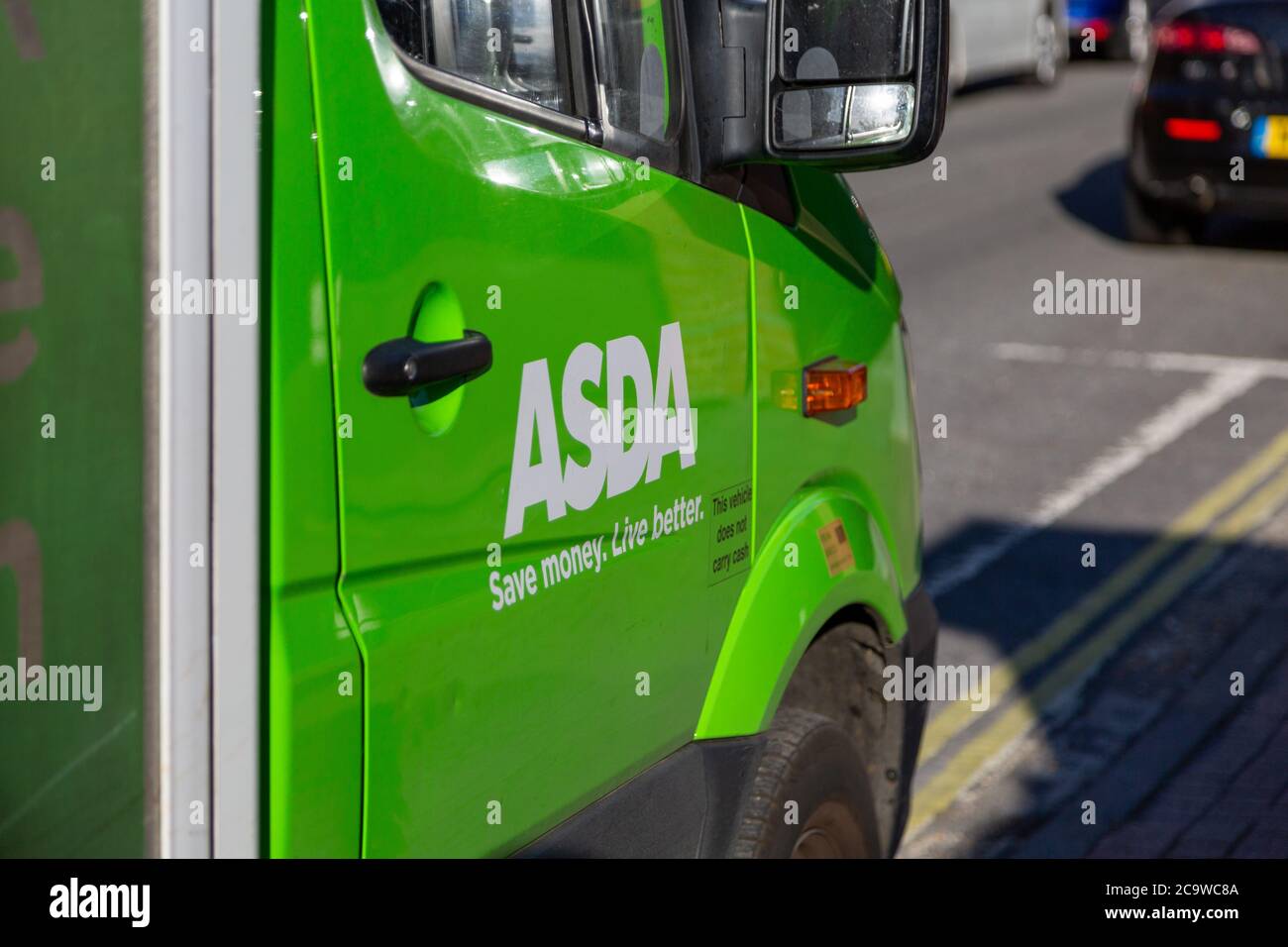 Das ASDA-Supermarktlogo auf der Seite eines ASDA-Lieferwagens, der für die Lieferung von Lebensmitteln verwendet wird Stockfoto