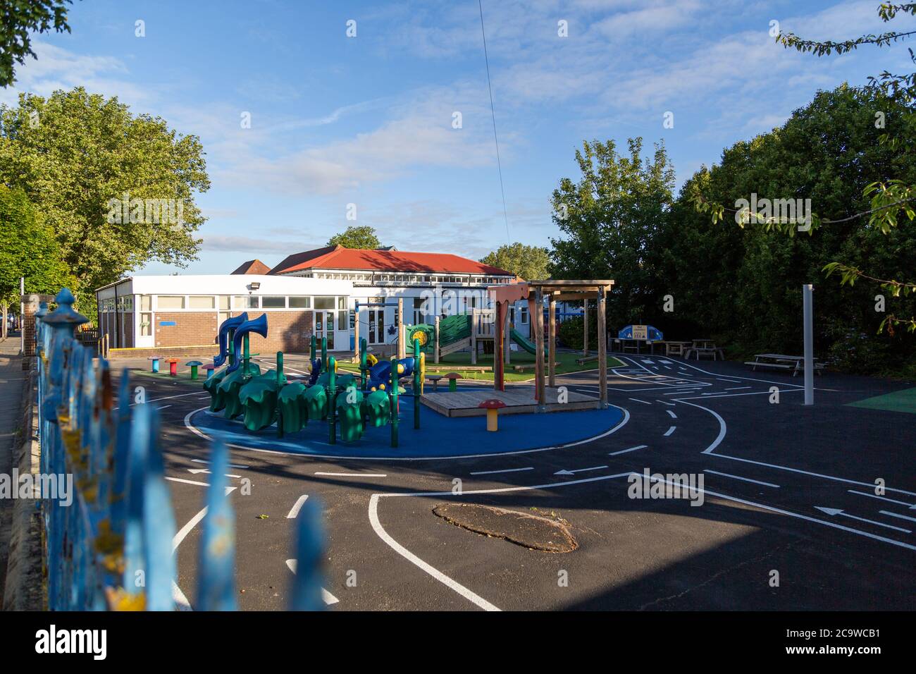 Ein leerer Schulhof in einer britischen Schule während des Coronavirus-Ausbruchs, auf dem Spielgeräte nicht benutzt wurden Stockfoto