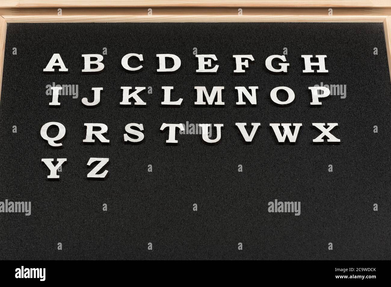 Weiße englische Buchstaben in alphabetischer Reihenfolge auf Tafel. Lernen  des Alphabets mit Kindern Stockfotografie - Alamy
