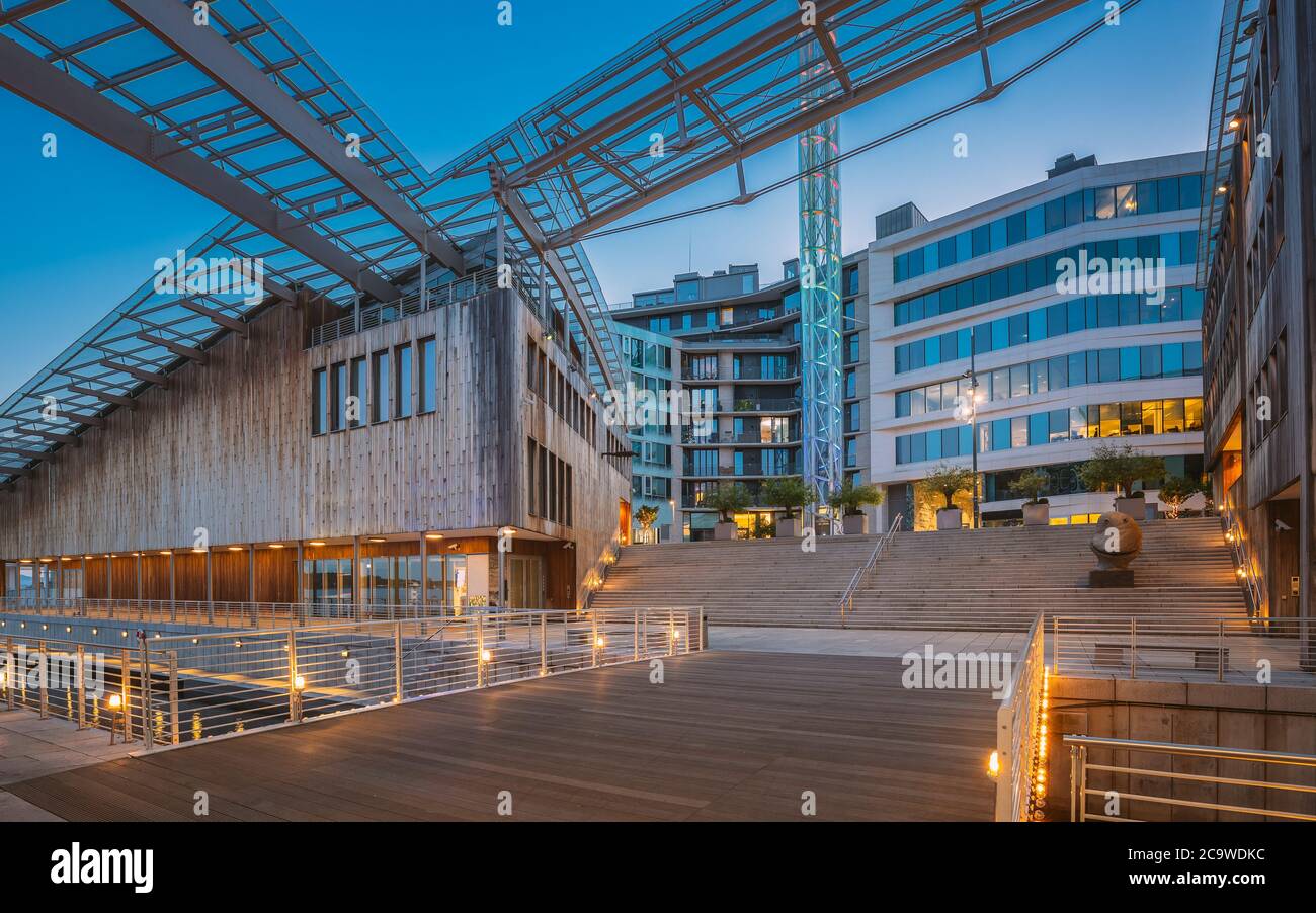 Oslo, Norwegen. Museum für Moderne Kunst, Wohngebäude Mehrstöckige Häuser im Aker Brygge Bezirk im Sommerabend. Berühmter Und Beliebter Ort Stockfoto