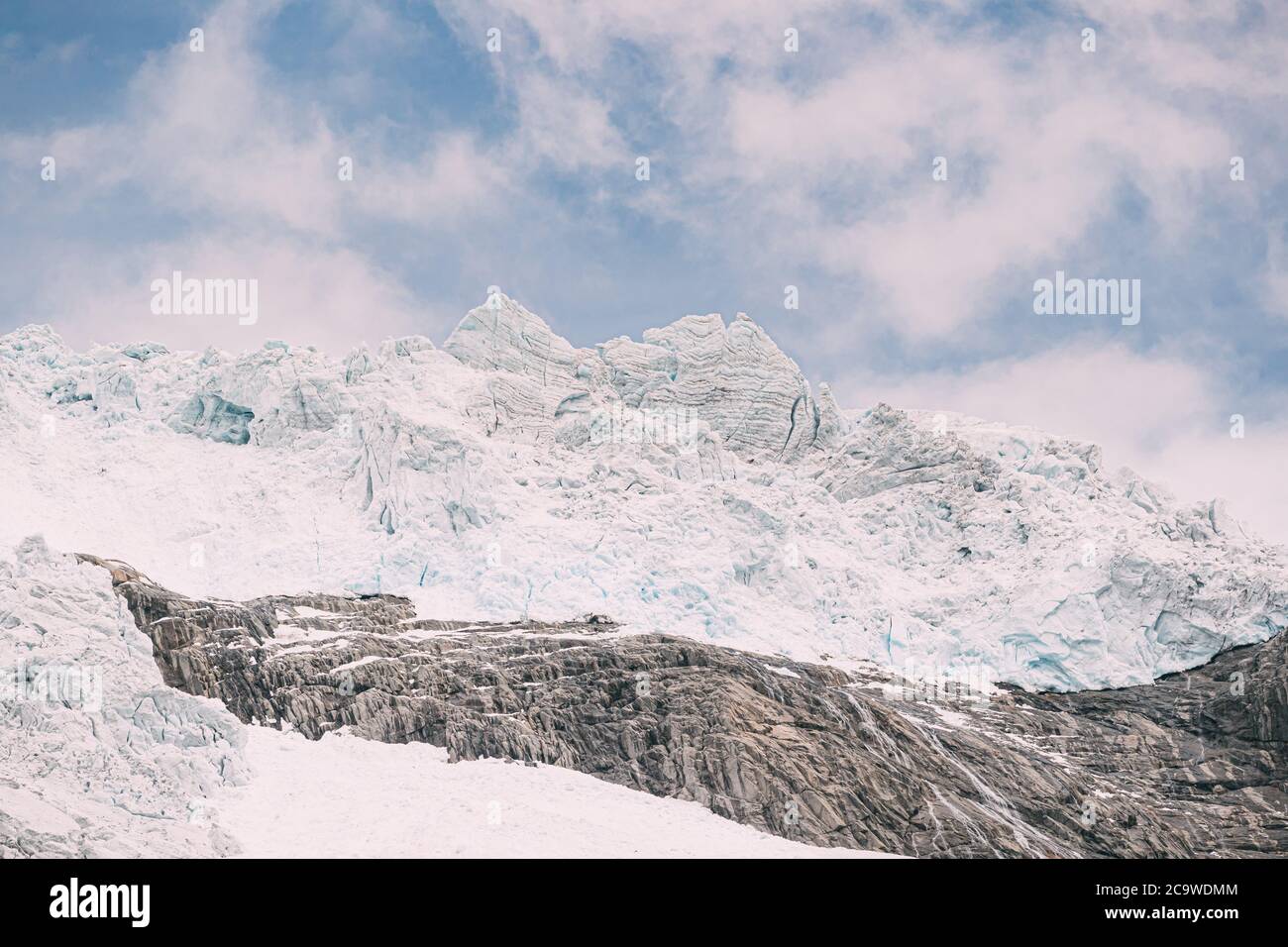 Jostedalsbreen Nationalpark, Norwegen. Nahaufnahme Blick Auf Schmelzendes Eis Und Schnee Auf Dem Boyabreen-Gletscher Im Sommer Sonnentag. Berühmte Norwegische Wahrzeichen Und Stockfoto