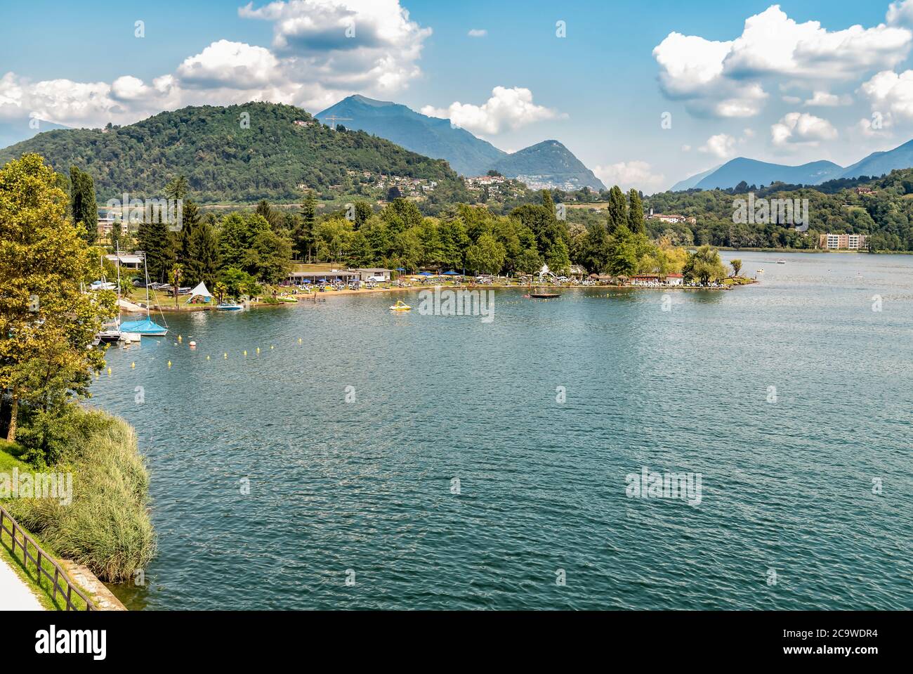 Blick auf Lido von Agno am Ufer des Luganersees im Tessin, Schweiz Stockfoto