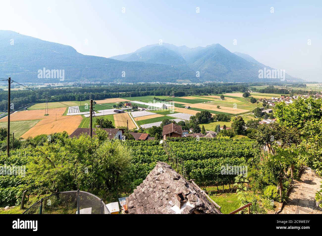 Ansicht des Dorfes Cugnasco im Bezirk Locarno im Kanton Tessin in der Schweiz. Stockfoto