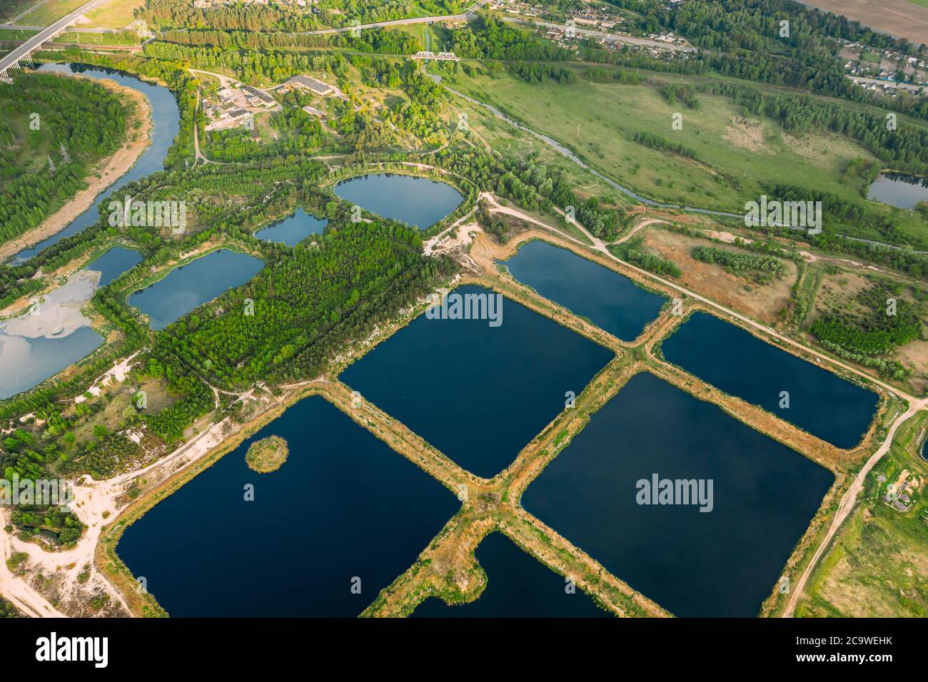 Luftaufnahme Retention Basins, Wet Pond, Wet Inhaftierung Basin Oder Stormwater Management Pond, Ist Ein Künstlicher Teich Mit Vegetation Um Das Perimeter Stockfoto