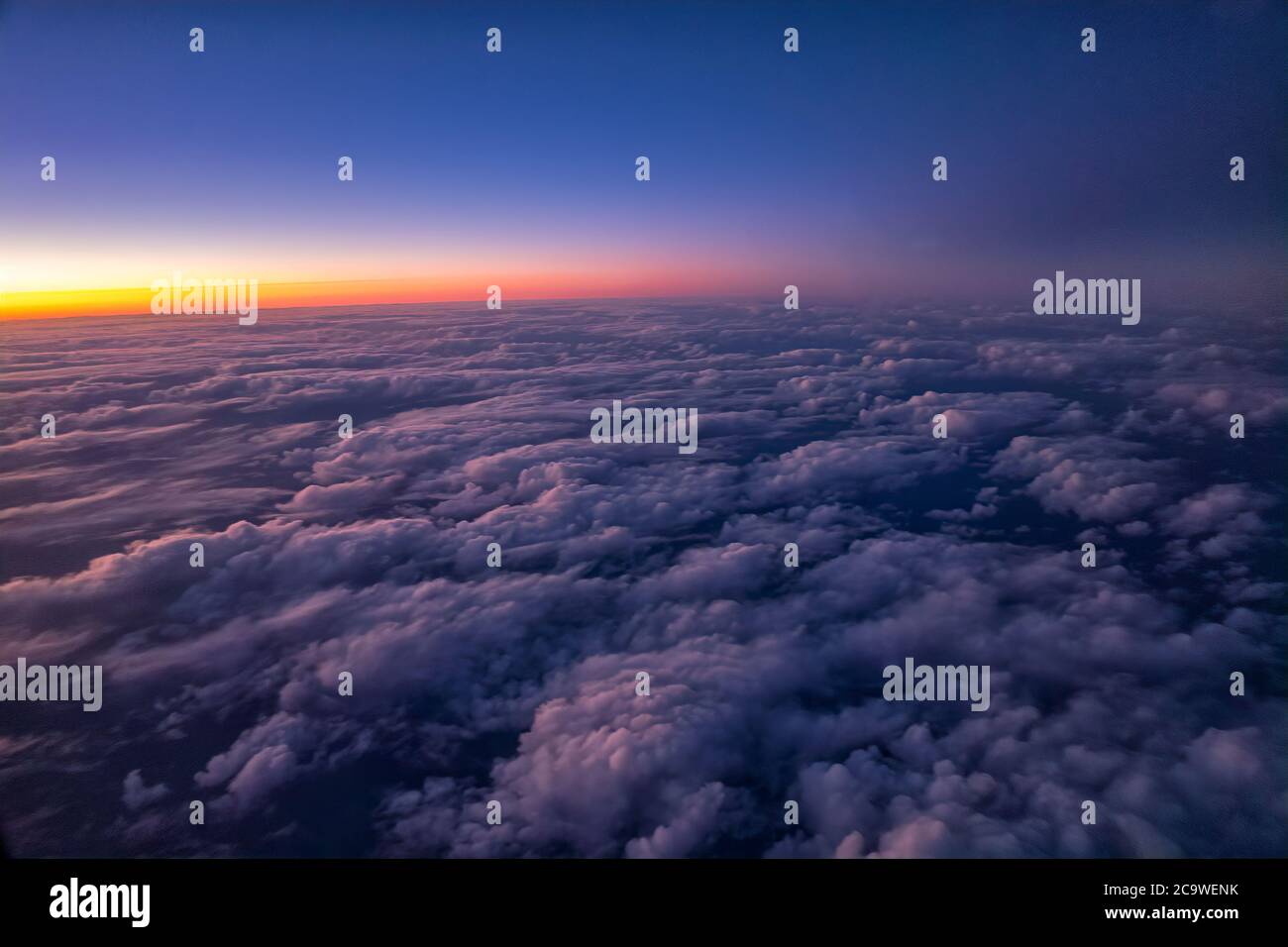 Wolken aus dem Flugzeug über dem pazifischen Ozean Stockfoto
