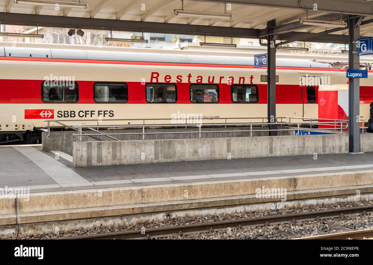 Lugano, Tessin, Schweiz - 19. Februar 2020: SBB Zug auf dem Bahnsteig des Bahnhofs Lugano. Stockfoto