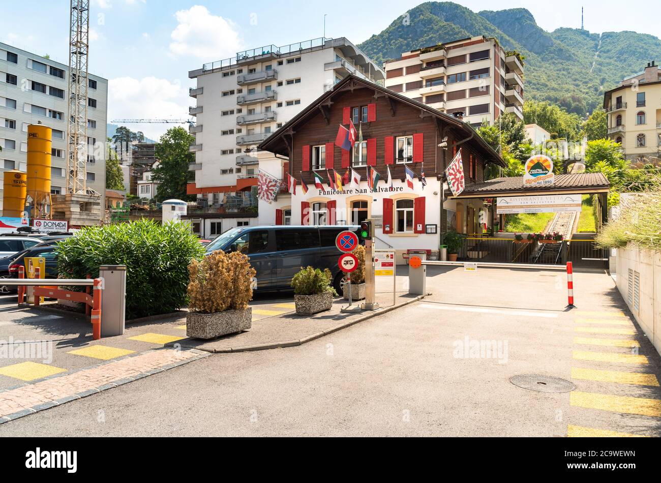 Lugano, Tessin, Schweiz - 5. August 2019: Standseilbahn zum San Salvatore Berg im Paradiso von Lugano, Schweiz Stockfoto Lugano, Tessin, Schweiz - 5. August 2019: Standseilbahn zum San Salvatore Berg im Paradiso von Lugano, Schweiz Stockfoto