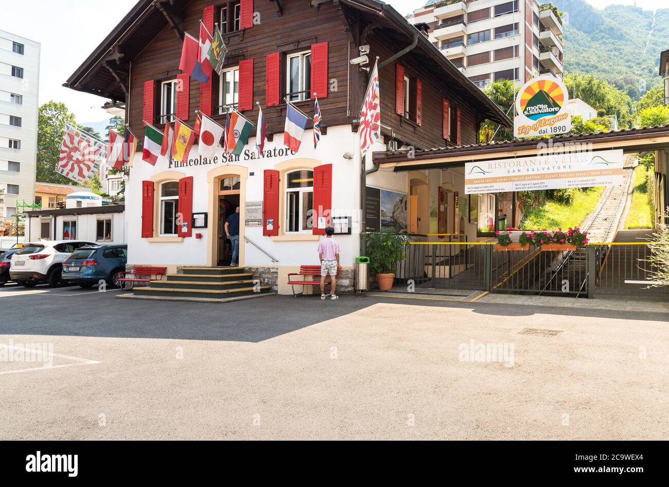 Lugano, Tessin, Schweiz - 5. August 2019: Standseilbahn zum San Salvatore Berg im Paradiso von Lugano, Schweiz Stockfoto Lugano, Tessin, Schweiz - 5. August 2019: Standseilbahn zum San Salvatore Berg im Paradiso von Lugano, Schweiz Stockfoto