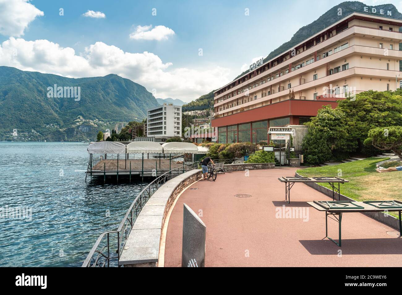 Lugano, Tessin, Schweiz - 5. August 2019: Blick auf das Grand Eden Hotel am Ufer des Luganer Sees in der Stadt Lugano Paradiso, Schweiz Stockfoto Lugano, Tessin, Schweiz - 5. August 2019: Blick auf das Grand Eden Hotel am Ufer des Luganer Sees in der Stadt Lugano Paradiso, Schweiz Stockfoto