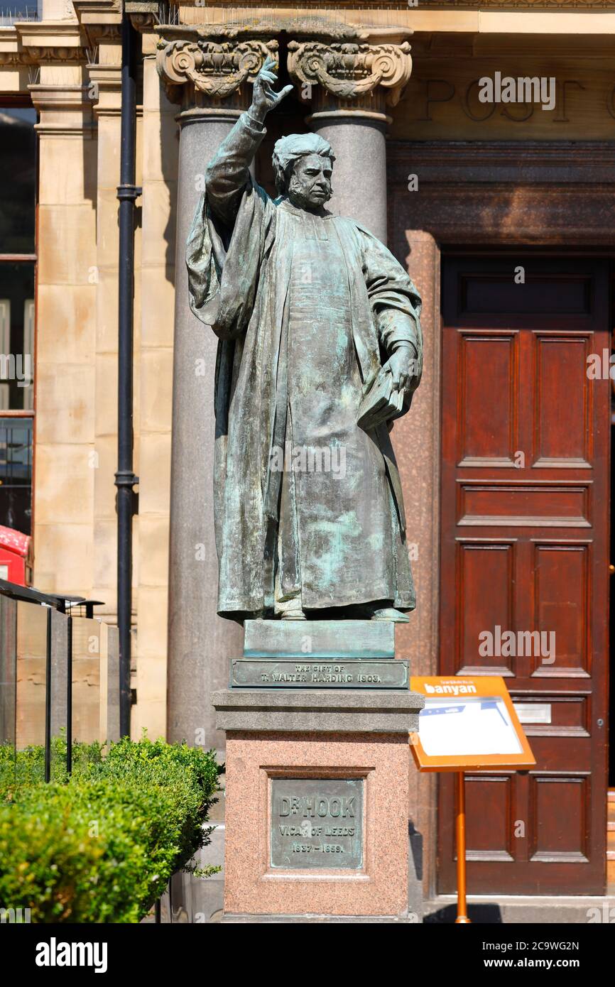 Statue von Dean Hook von F.W Pomeroy auf dem Leeds City Square Stockfoto