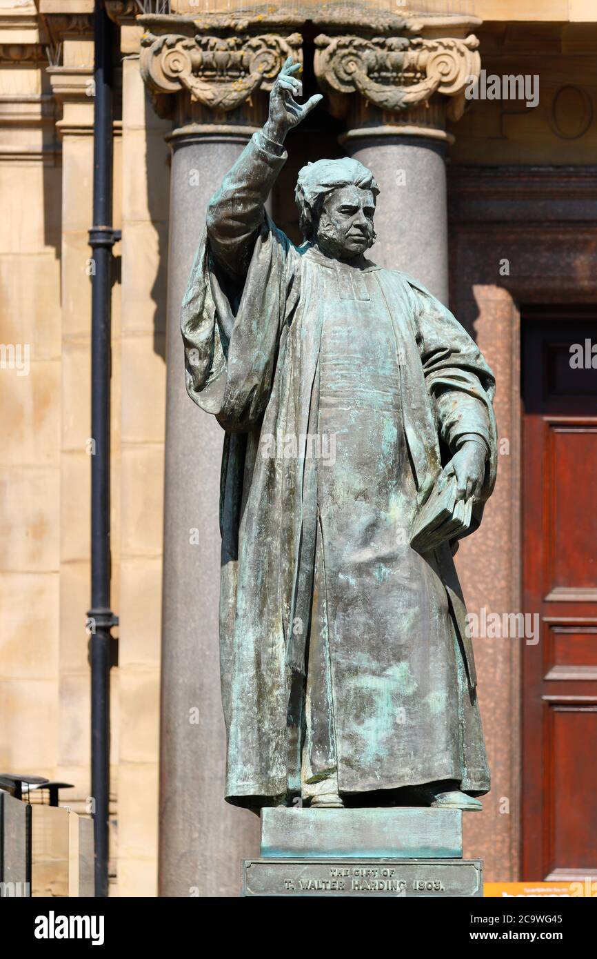 Statue von Dean Hook von F.W Pomeroy auf dem Leeds City Square Stockfoto