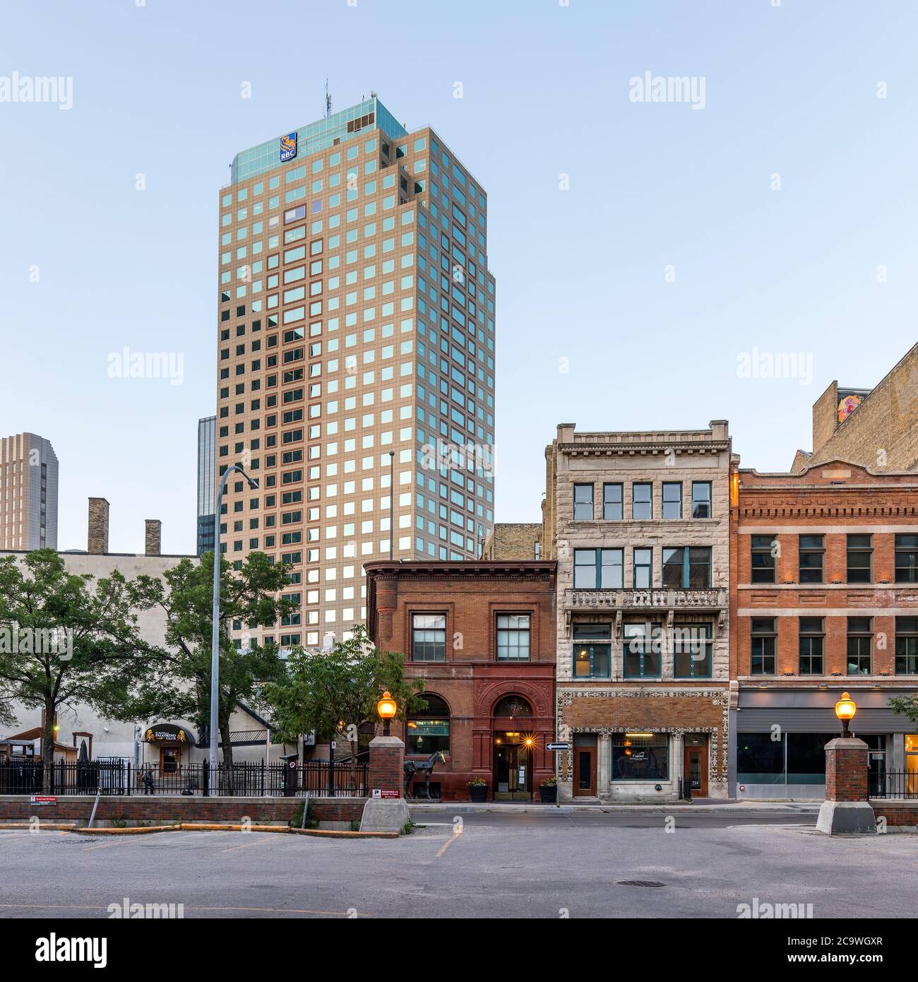 Historische Exchange District Gebäude mit modernem Büroturm im Hintergrund, Winnipeg, Manitoba, Kanada. Stockfoto