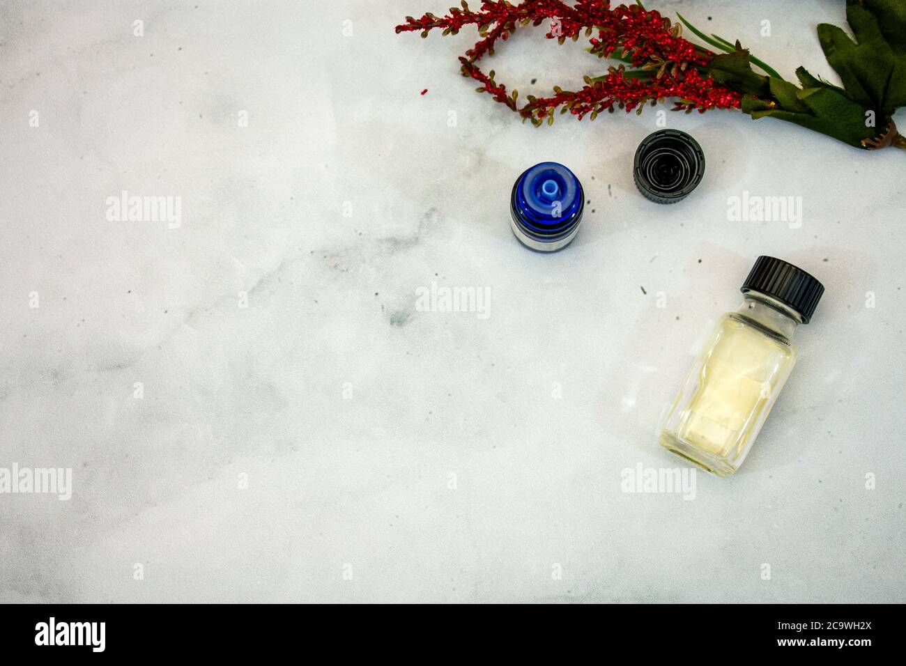 Flach Lay Foto von ätherischen Ölen auf Marmorhintergrund mit Kopierraum Stockfoto