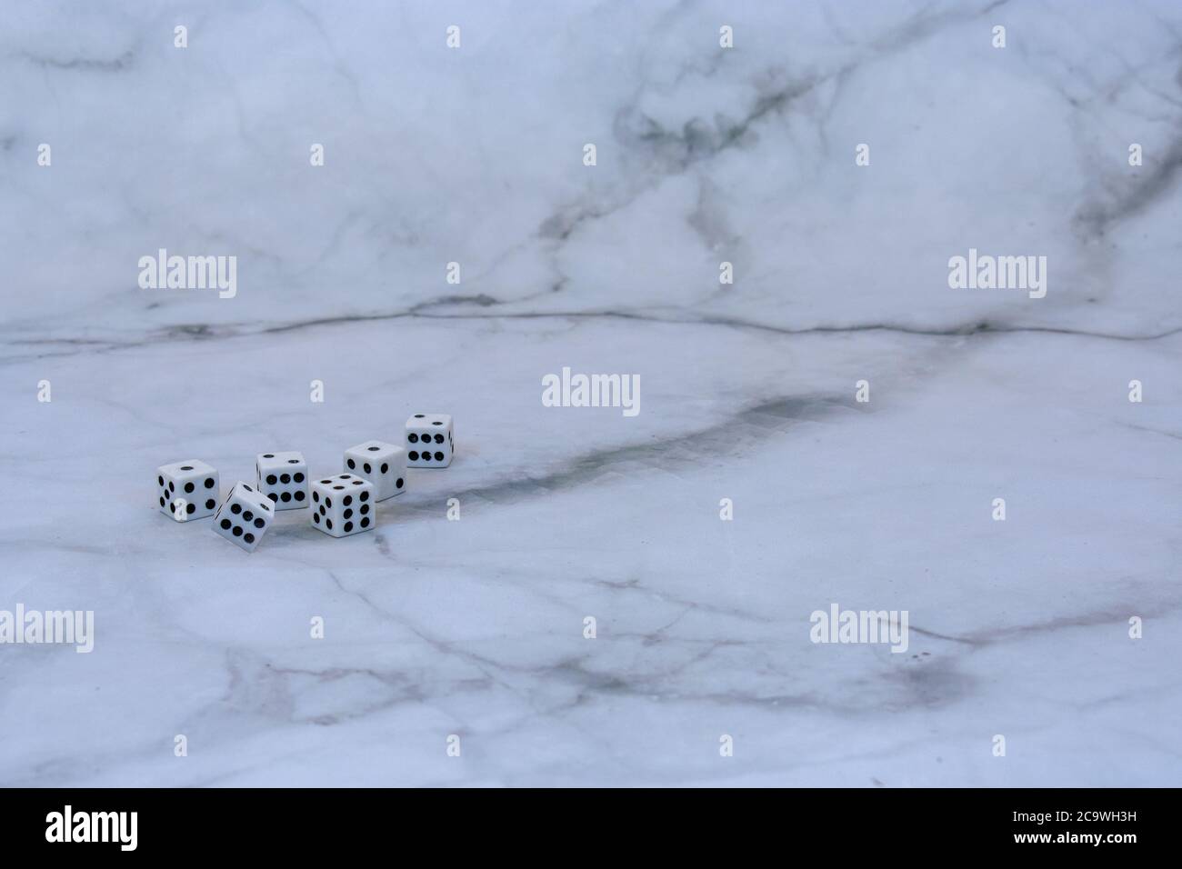 Würfel über rosa Marmorhintergrund mit Kopierraum Stockfoto