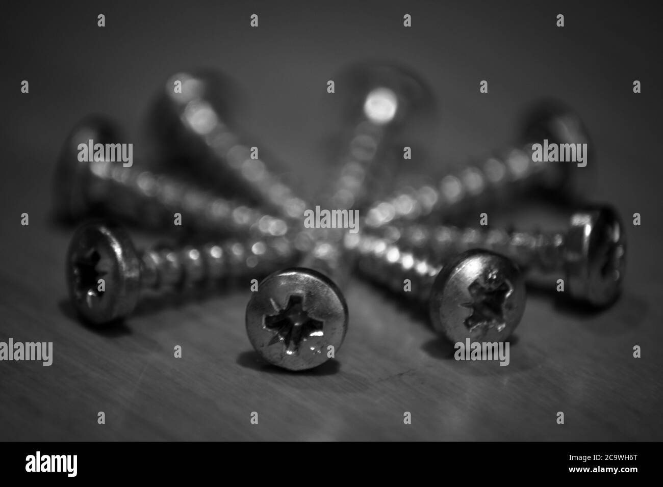 Schwarz-weiße Schrauben in einem Kreis angeordnet Stockfoto