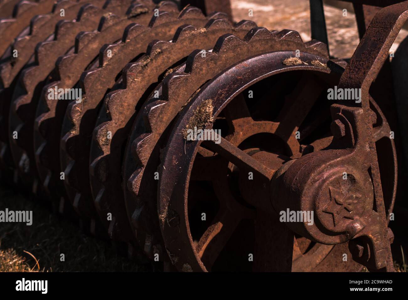 Nahaufnahme einer rostigen alten Rollfarm-Ausrüstung Stockfoto