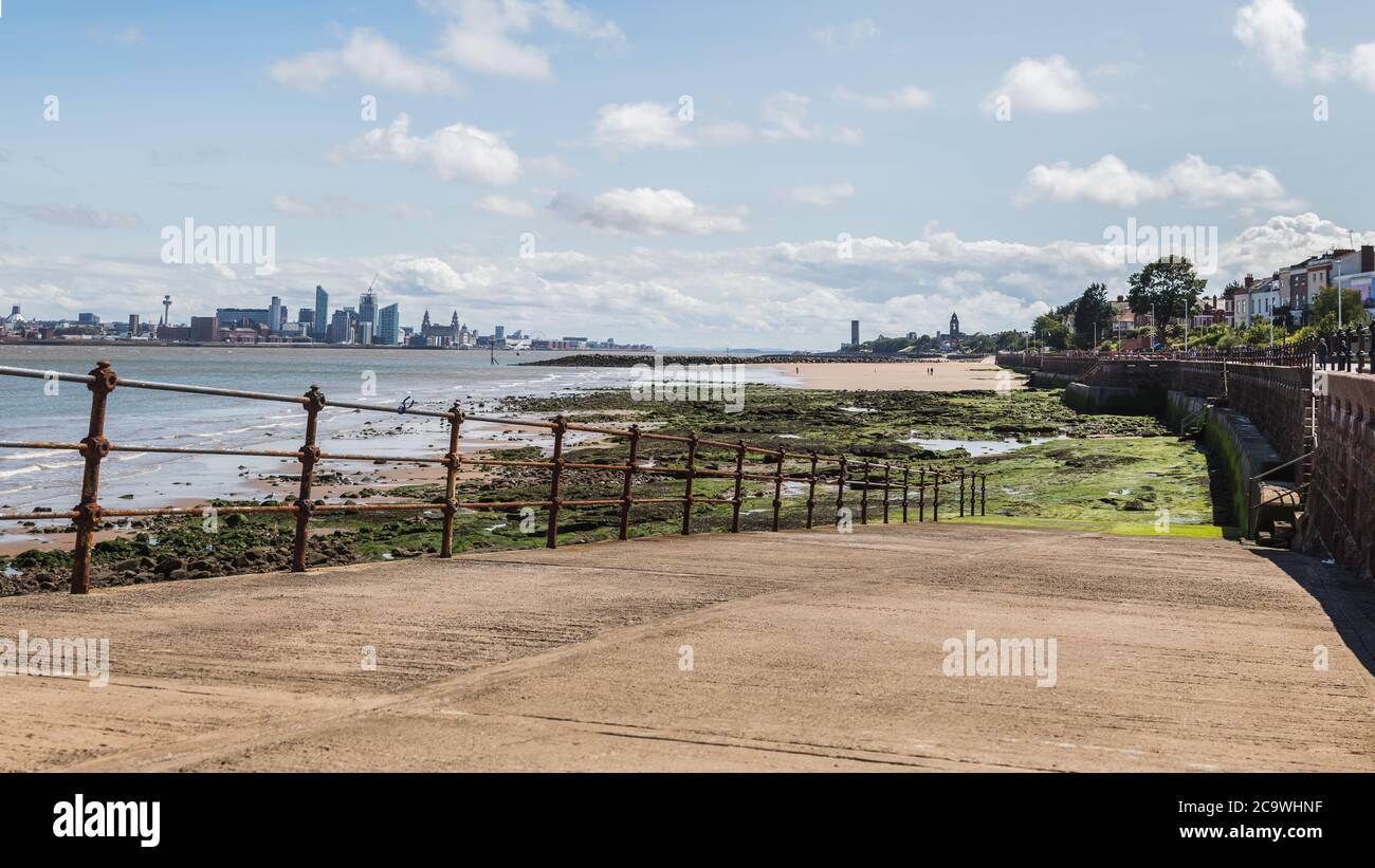 Panorama einer Slipanlage, die bei Ebbe zum Fluss Mersey führt. Die berühmte Skyline von Liverpool kann im Hintergrund in der Sommersonnen gesehen werden Stockfoto