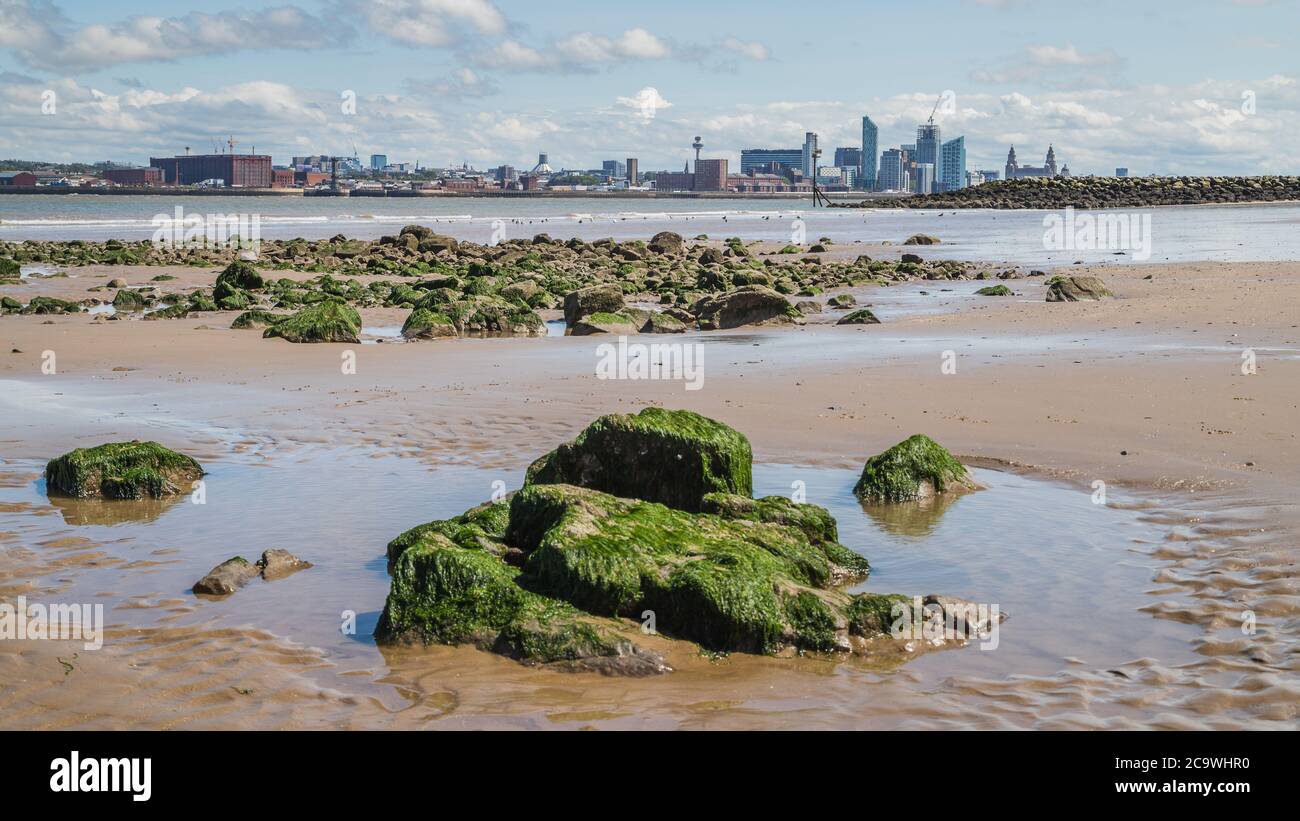 Blick auf die Felsenpools in Richtung Liverpool Waterfront von der New Brighton Promenade im August 2020 gesehen. Stockfoto