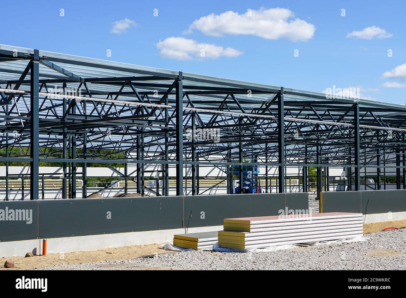 Bau eines neuen modernen Industriegebäudes, Metalltraversengestell Stockfoto