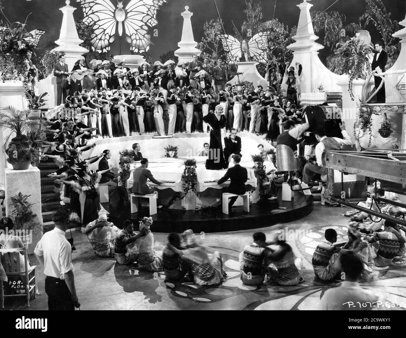 FRED ASTAIRE und GINGER ROGERS am Set offen Dreharbeiten der Carioca Dance Number für DEN FLUG NACH RIO 1933 Regisseur THORNTON FREELAND Music Vincent Youmans Lyrics Gus Kahn and Edward Eliscu RKO Radio Pictures Stockfoto