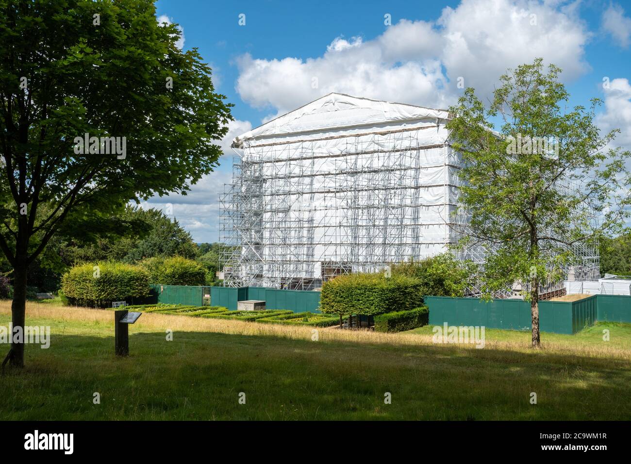 Clandon Park House, das 2015 einen Großbrand hatte, bedeckt mit Kunststoff und Gerüsten, Surrey, Großbritannien Stockfoto