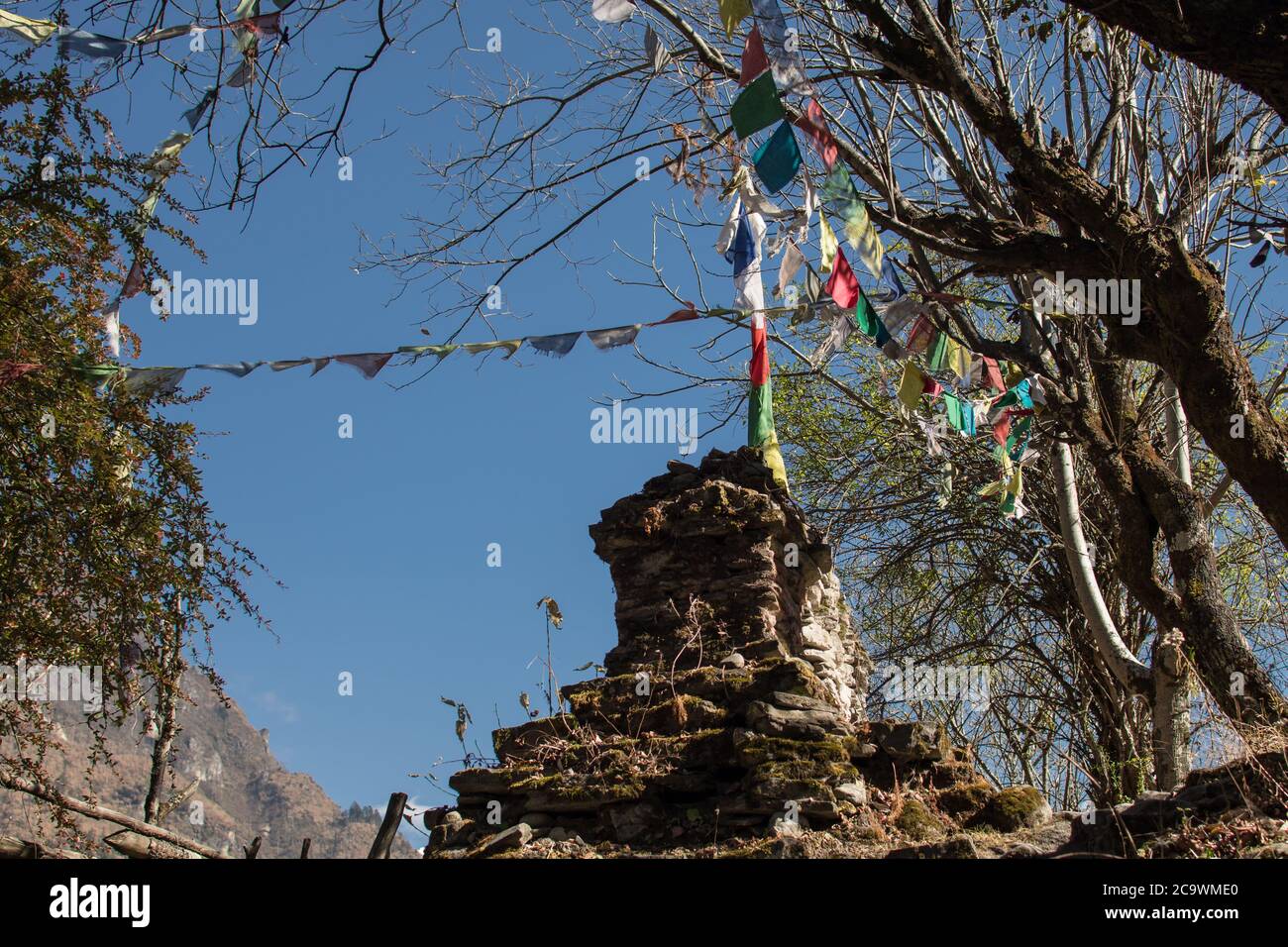 Bunte buddhistische Gebetsfahnen hängen, wehen im Wind durch die Berge bei Annapurna Circuit, Nepal Stockfoto