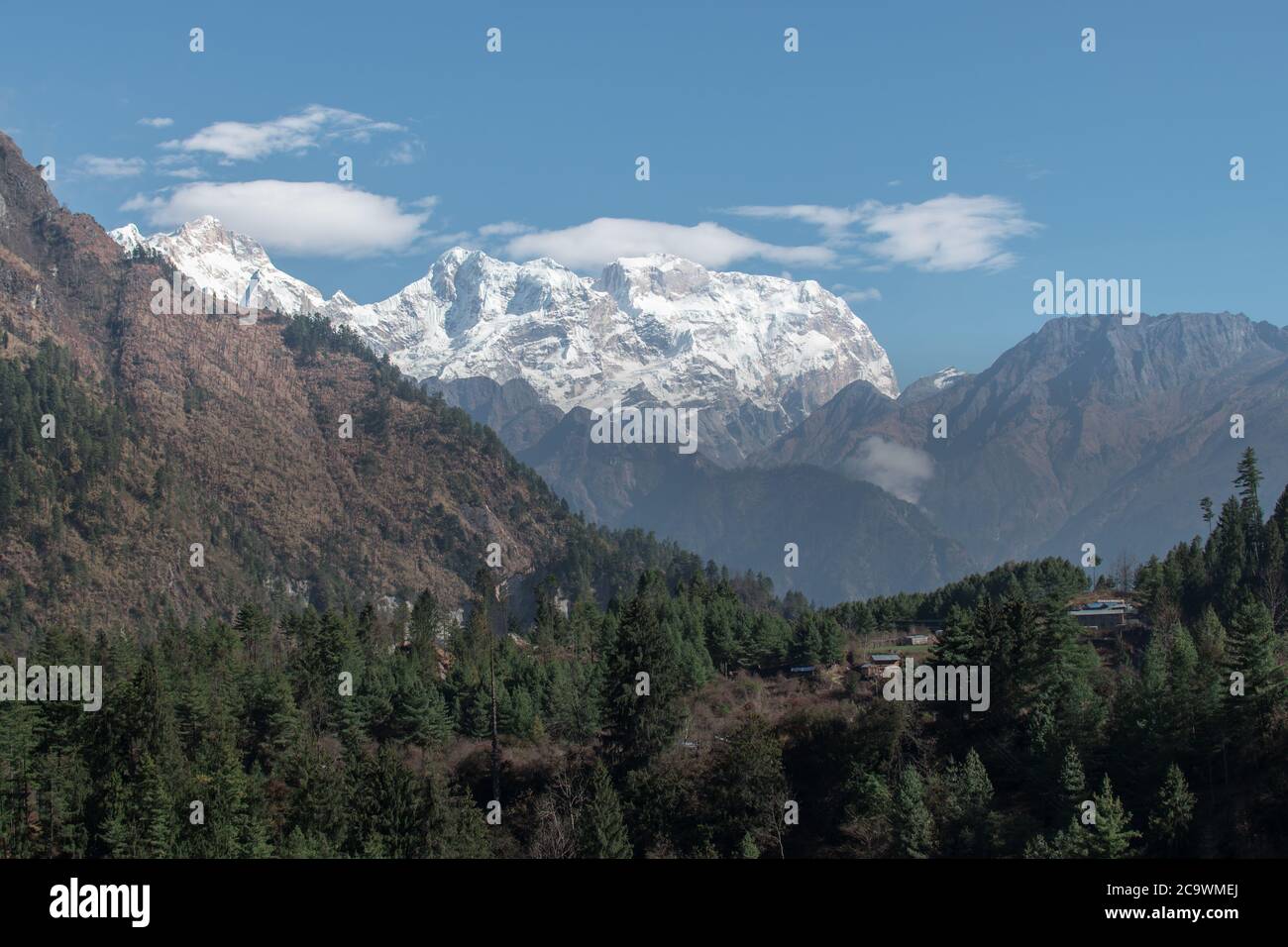 Nepalesische Bergketten entlang Annapurna Rundkurs, Himalaya, Nepal, Asien Stockfoto