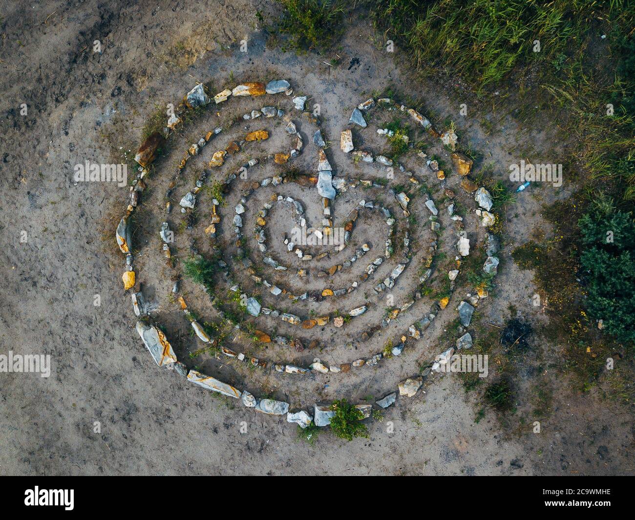 Spirale Labyrinth aus Steinen, Ansicht von oben von drohne. Stockfoto
