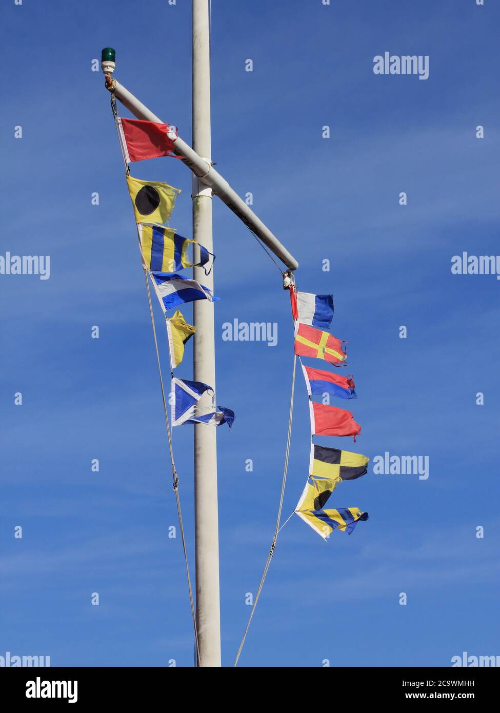 Marine-Signalfahnen, die an einer Yardarm hängen Stockfoto