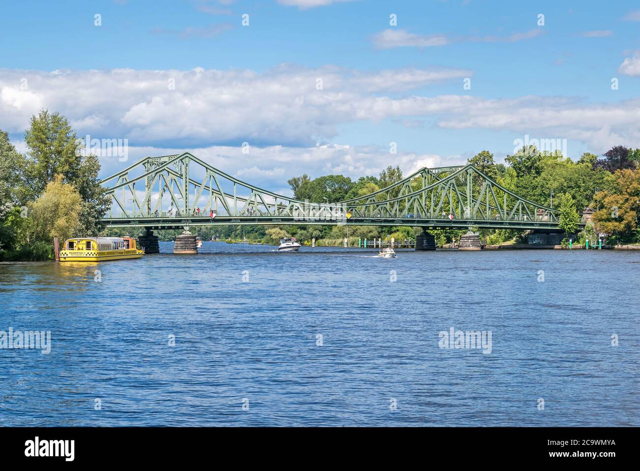 Potsdam, Deutschland - 12. Juli 2020: Havel mit Sportbooten und Glienicke Brücke, die berühmte Spies Brücke, vom Ufer des Tiefer Stockfoto
