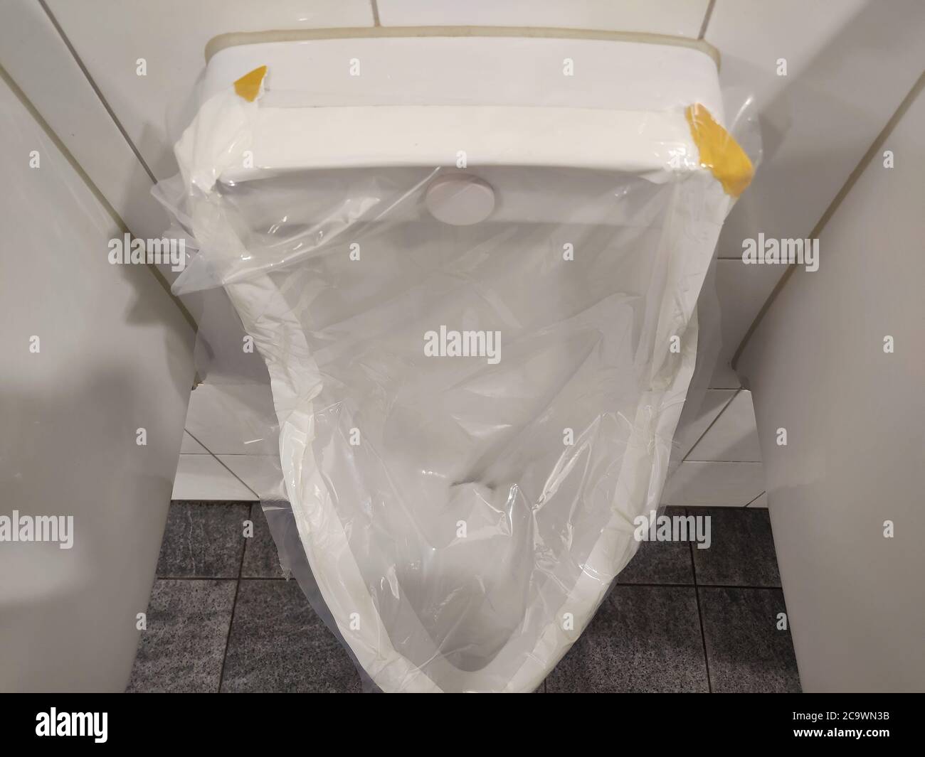 Dietikon, Zürich - Schweiz - 26. Mai 2020: Urinal mit Kunststoff versiegelt, verriegelt, um den Abstand in der öffentlichen Toilette im Einkaufszentrum zu gewährleisten Stockfoto