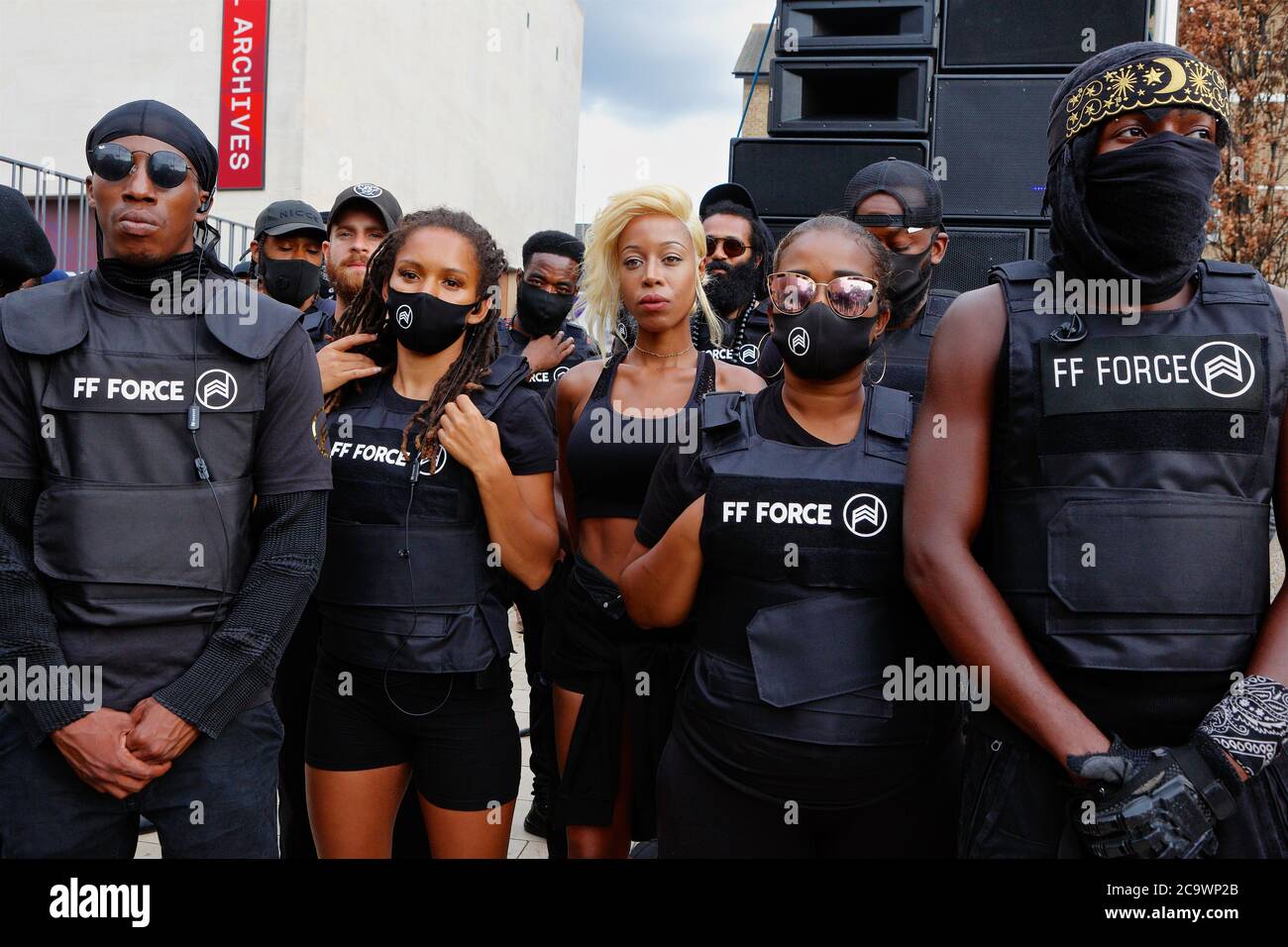 London (UK), 1. August 2020: Mitglieder der FF Force AKA Forever Family singen Parolen vor dem Rathaus von Brixton während des jährlichen Emancipation Day. Stockfoto