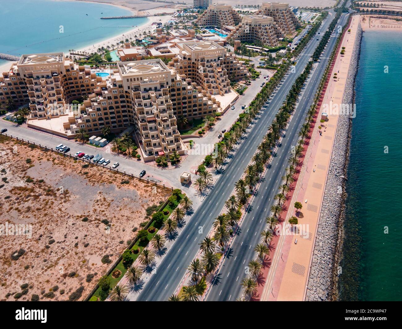 Marjan Island im Emirat Ras al Khaimah in den Vereinigten Arabischen Emiraten Luftaufnahme bei Sonnenaufgang der charakteristischen mannförmigen Skyline und Uferpromenade Stockfoto